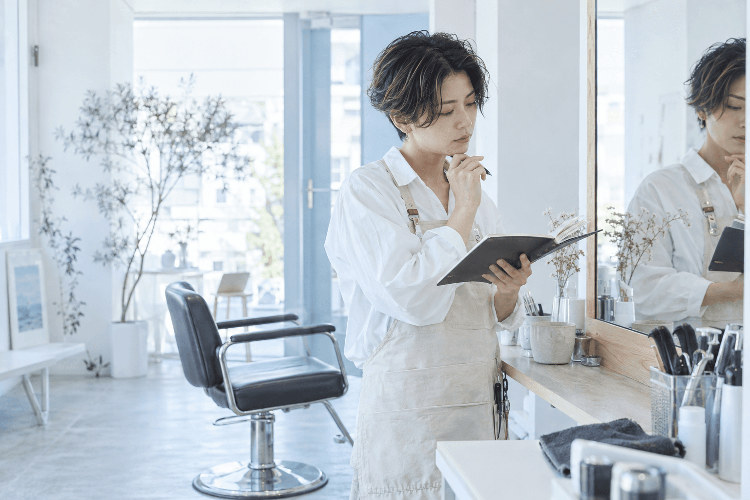 担当客の記録を確認する美容師